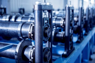 Modern metal fabrikasında metal levha oluşturma makinesi.