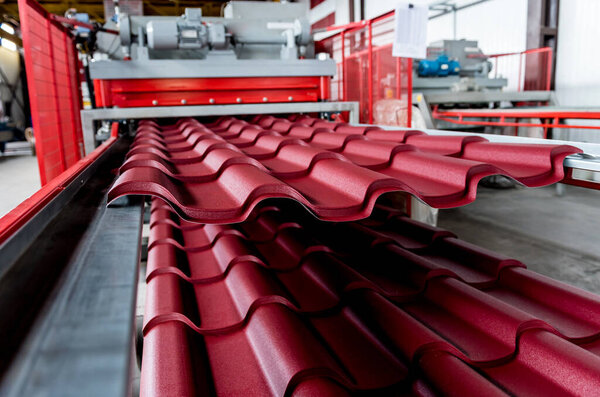 Станок для формования листового металла на современном заводе.