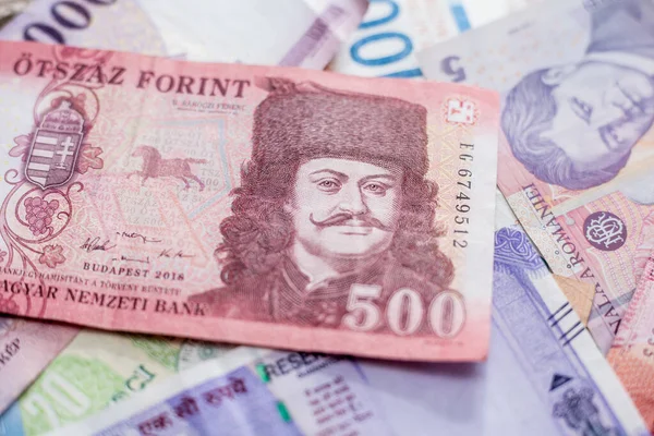 Бумажные деньги в разных странах — стоковое фото