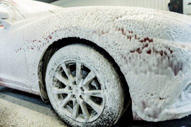 Araba yıkama servisinde aktif köpüklü kırmızı araba yıkama.