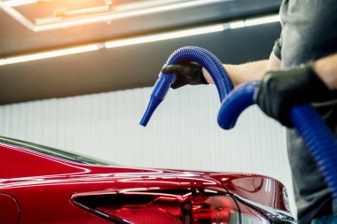 Servis çalışanı arabayı yıkadıktan sonra otomatik olarak kurutur..