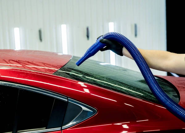A szervizmunkás mosás után automatikusan szárítja az autót. — Stock Fotó