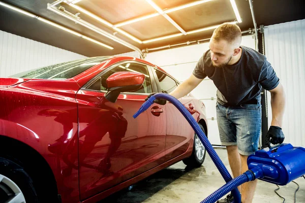 Servicemitarbeiter trocknet das Auto nach dem Waschen automatisch. — Stockfoto