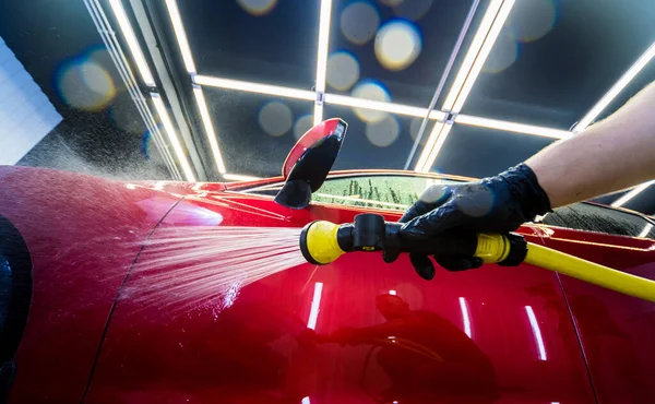 Trabajador de servicio de lavado de coches en un lavado de coches. — Foto de Stock