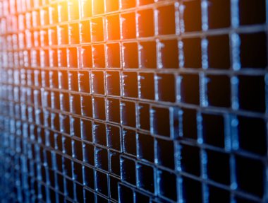 Bir paletin üzerine istiflenmiş çelik boruların soyut arkaplanı