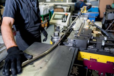 Bükme endüstrisi makinası boru oluşumu yapıyor.