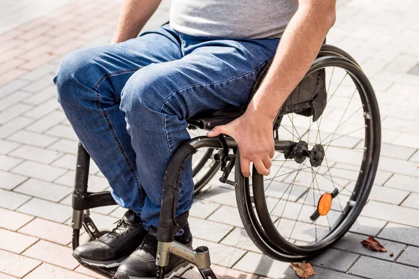 Hombre discapacitado en silla de ruedas caminar en el callejón del parque —  Fotos de Stock