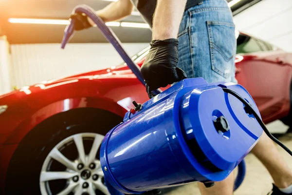 Service medewerker maakt automatisch drogen van de auto na het wassen. — Stockfoto