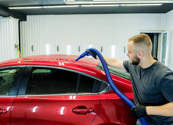 Trabajador de servicio hace secado automático del coche después del lavado. — Foto de Stock