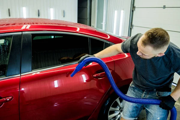 Servicemitarbeiter trocknet das Auto nach dem Waschen automatisch. — Stockfoto