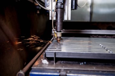 Lazer kesme makinesi borulardaki delikleri kesiyor.