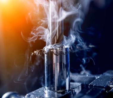 Sondaj makinesi ve matkap ucu..