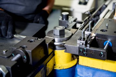 Bükme endüstrisi makinası boru oluşumu yapıyor.