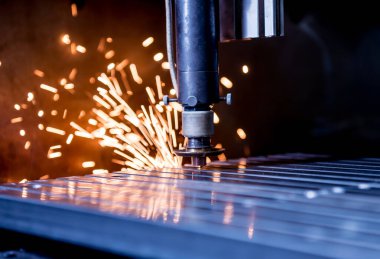 Lazer kesme makinesi borulardaki delikleri kesiyor.