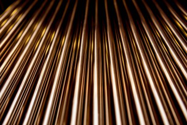 Bir paletin üzerine istiflenmiş çelik boruların soyut arkaplanı