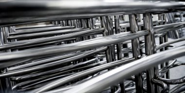 Metal boru inşaatının endüstriyel arka planı.