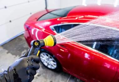 Servis çalışanı araba yıkamada araba yıkıyor..