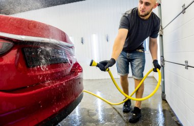 Servis çalışanı araba yıkamada araba yıkıyor..