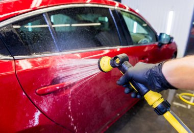 Servis çalışanı araba yıkamada araba yıkıyor..