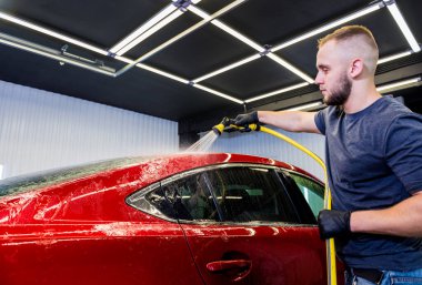 Servis çalışanı araba yıkamada araba yıkıyor..