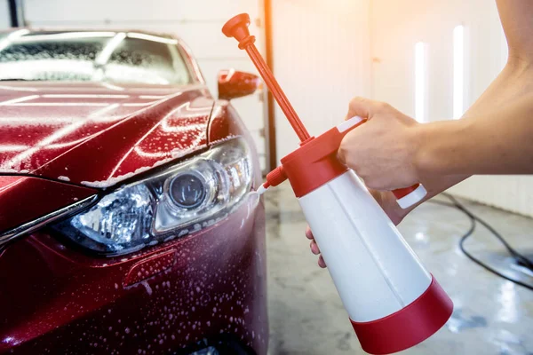 Trabajador de lavado de coches con espuma activa en un lavado de coches. —  Fotos de Stock