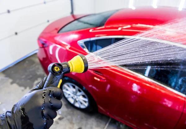 Servis çalışanı araba yıkamada araba yıkıyor..