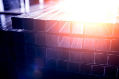 Bir paletin üzerine istiflenmiş çelik boruların soyut arkaplanı