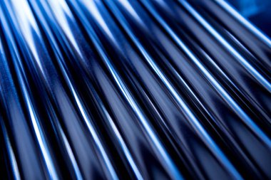 Bir paletin üzerine istiflenmiş çelik boruların soyut arkaplanı