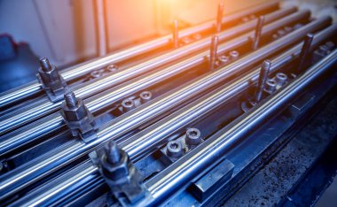 CNC değirmen makinesi borularda delik açıyor.