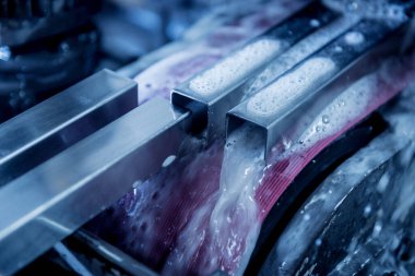 Bükme endüstrisi makinası boru oluşumu yapıyor.