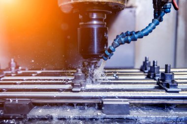 CNC değirmen makinesi borularda delik açıyor.