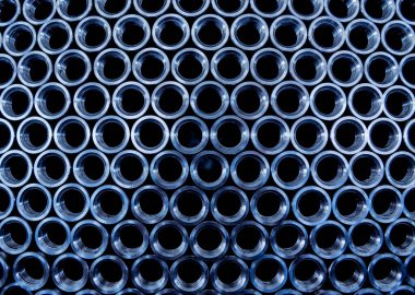 Bir paletin üzerine istiflenmiş çelik boruların soyut arkaplanı