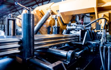 Metal boruları kesen su soğutuculu otomatik testere makinesi..