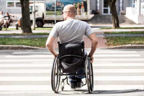 Gehandicapte man in rolstoel kruising straat weg — Stockfoto