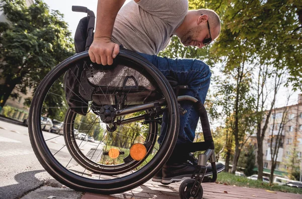 Hombre discapacitado en silla de ruedas cruzando calle carretera —  Fotos de Stock