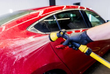 Servis çalışanı araba yıkamada araba yıkıyor..