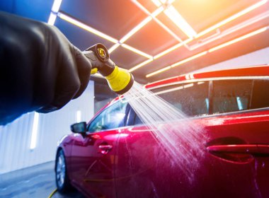 Servis çalışanı araba yıkamada araba yıkıyor..