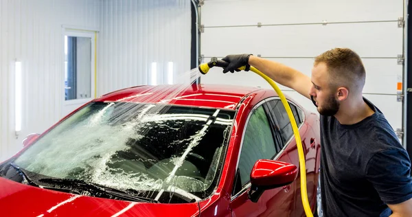 Trabajador de servicio de lavado de coches en un lavado de coches. — Foto de Stock