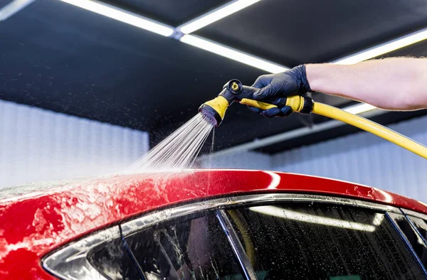 Trabajador de servicio de lavado de coches en un lavado de coches. — Foto de Stock