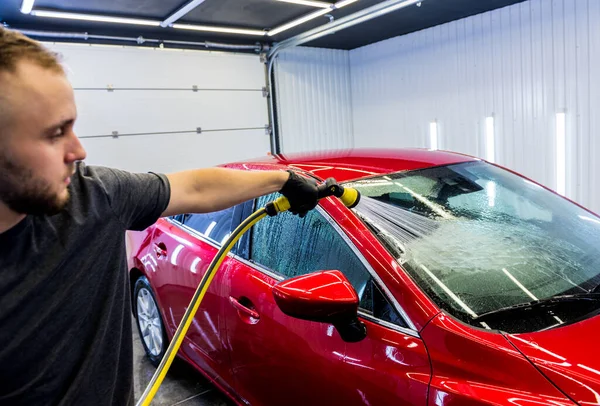 Trabajador de servicio de lavado de coches en un lavado de coches. — Foto de Stock