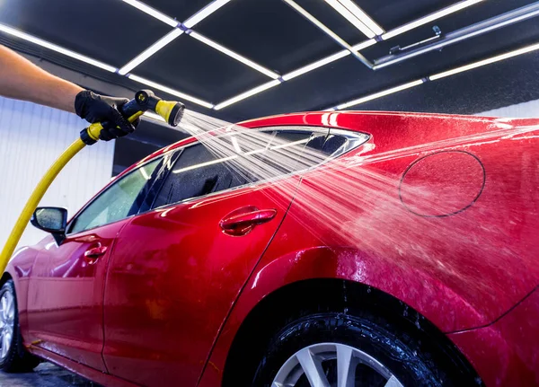 Servis çalışanı araba yıkamada araba yıkıyor.. — Stok fotoğraf