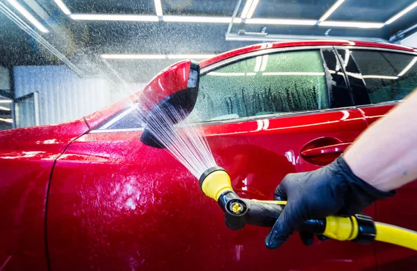 Trabajador de servicio de lavado de coches en un lavado de coches. — Foto de Stock