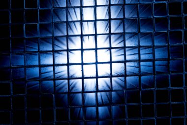 Bir paletin üzerine istiflenmiş çelik boruların soyut arkaplanı