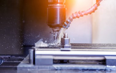 CNC değirmen makinesi borularda delik açıyor.