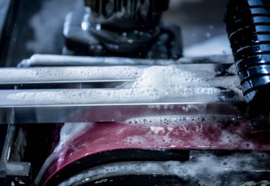 Bükme endüstrisi makinası boru oluşumu yapıyor.