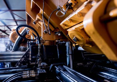 Metal boruları kesen su soğutuculu otomatik testere makinesi..