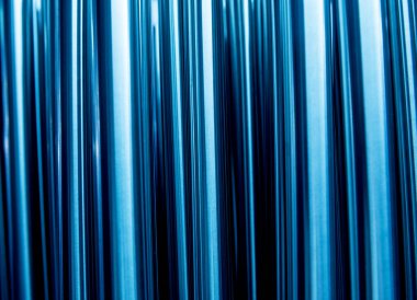 Bir paletin üzerine istiflenmiş çelik boruların soyut arkaplanı