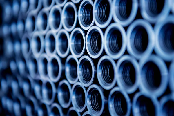 Fondo abstracto de tubos de acero apilados en una plataforma — Foto de Stock