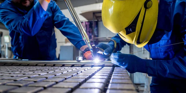 Sveiser som arbeider på en stålfabrikk med argonsveising – stockfoto