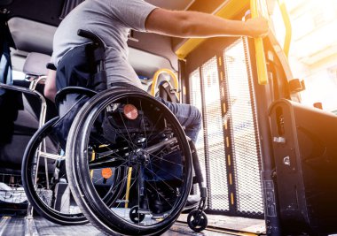 Tekerlekli sandalyedeki adam özel bir aracın içinde. 